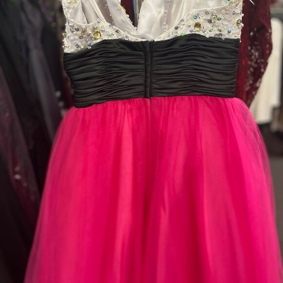 Beyond ladies 4 white and hot pink Strapless formal dress - Picture 5 of 7